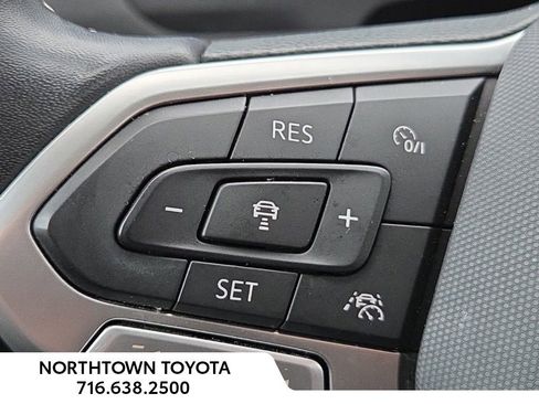 Used 2022 Volkswagen Tiguan SE w/ Panoramic Sunroof Package image 17