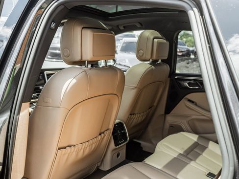 Used 2022 Porsche Macan image 31