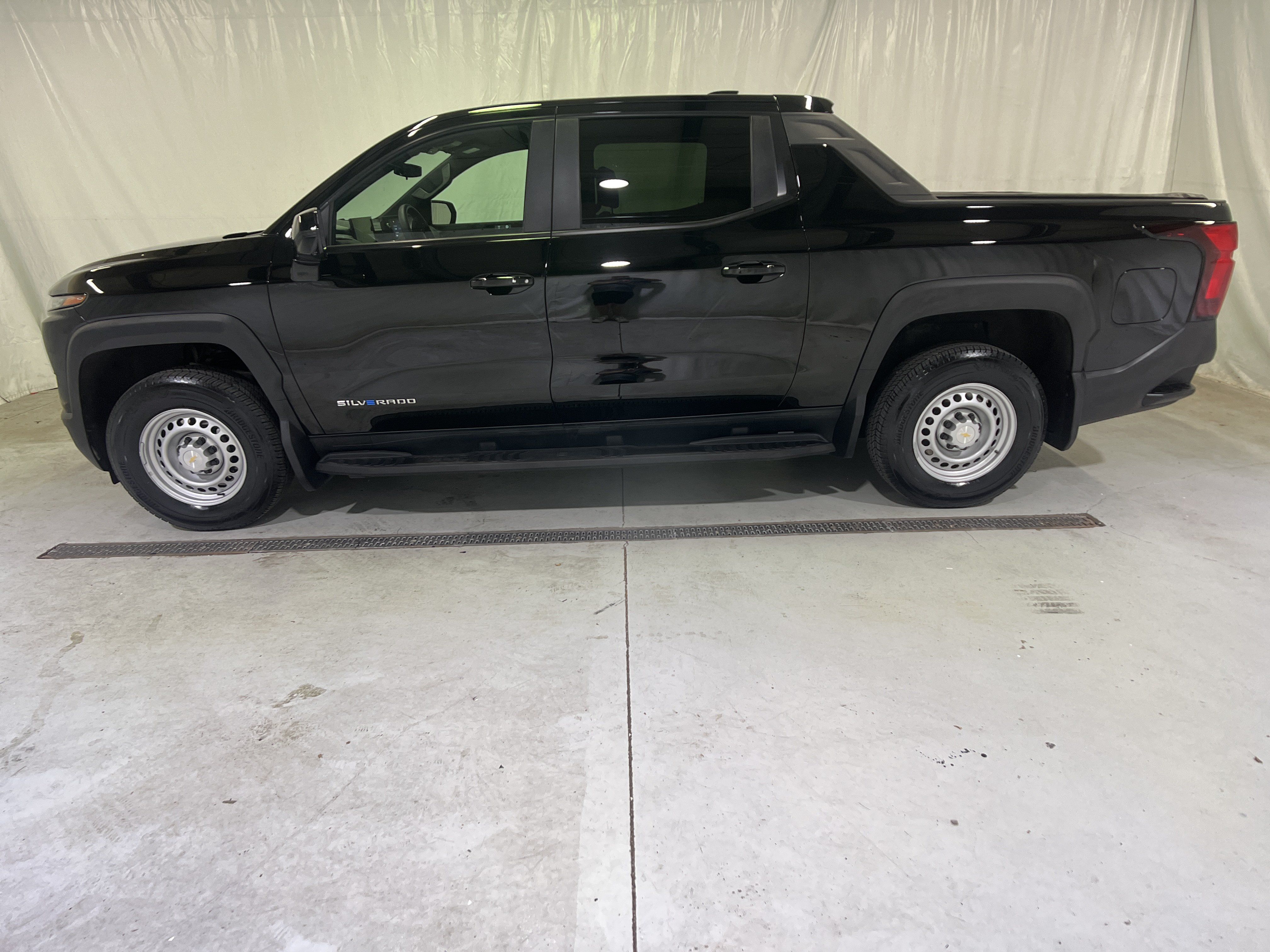 Certified 2025 Chevrolet Silverado EV W/T AWD/4WD image 7