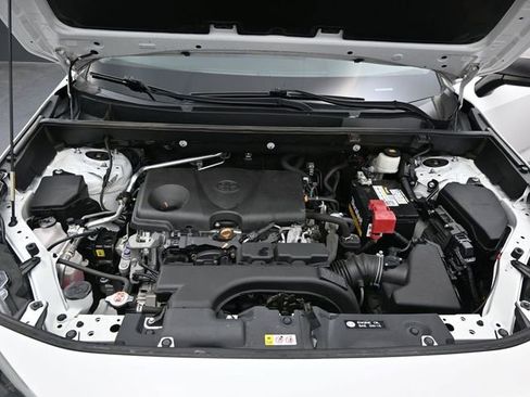 Used 2020 Toyota RAV4 LE image 10