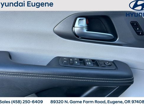 Used 2024 Chrysler Pacifica Touring-L image 12