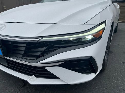 Used 2025 Hyundai Elantra Limited image 9