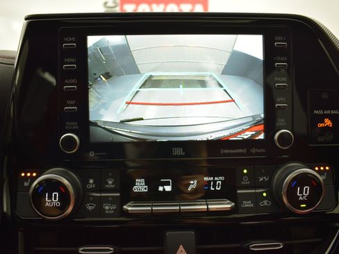 Used 2022 Toyota Highlander XSE AWD/4WD image 19