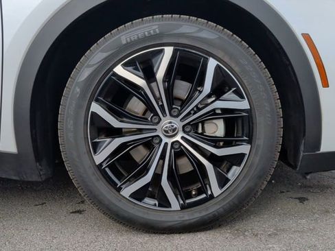 Certified 2023 Toyota Crown XLE image 9