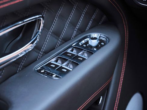 Used 2022 Bentley Bentayga AWD/4WD image 63