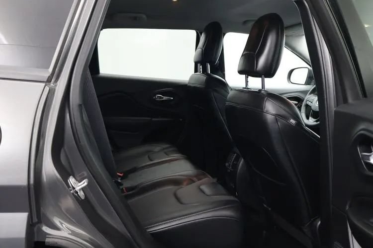 Used 2022 Jeep Cherokee Trailhawk w/ Premium Leather Package AWD/4WD image 18