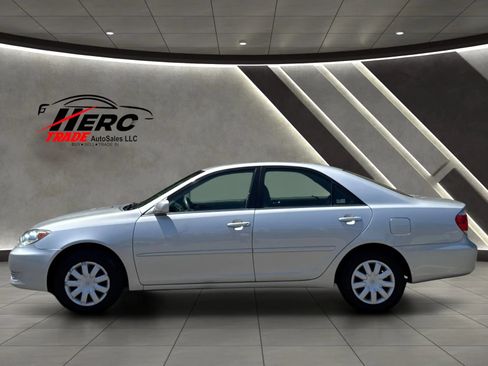 Used 2005 Toyota Camry LE FWD image 11