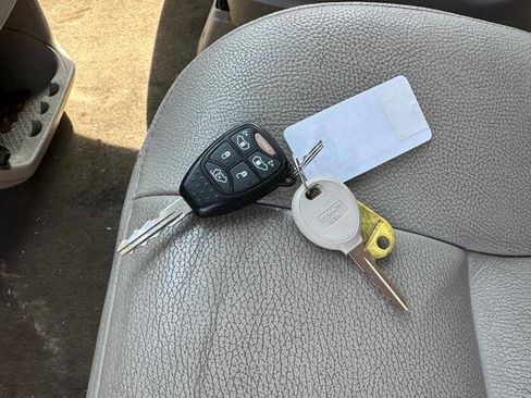 Used 2005 Chrysler Town & Country Touring w/ Leather Interior Group FWD image 47