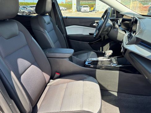 Used 2025 Chevrolet Trax LT w/ LT Convenience Package FWD image 30
