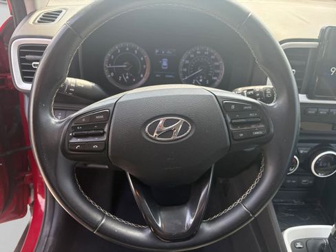 Used 2022 Hyundai Venue Limited FWD image 12