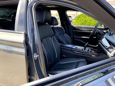 Used 2021 BMW 750i xDrive w/ Executive Package image 8