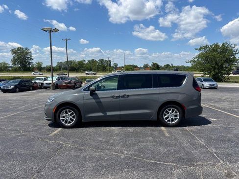 Used 2023 Chrysler Pacifica Touring-L FWD image 2