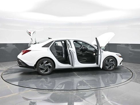 Certified 2025 Hyundai Elantra SEL FWD image 40
