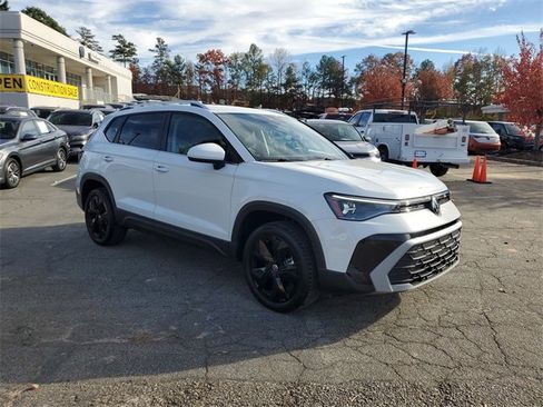 Certified 2025 Volkswagen Taos SE image 3