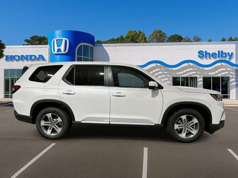 New 2025 Honda Pilot TrailSport image 9