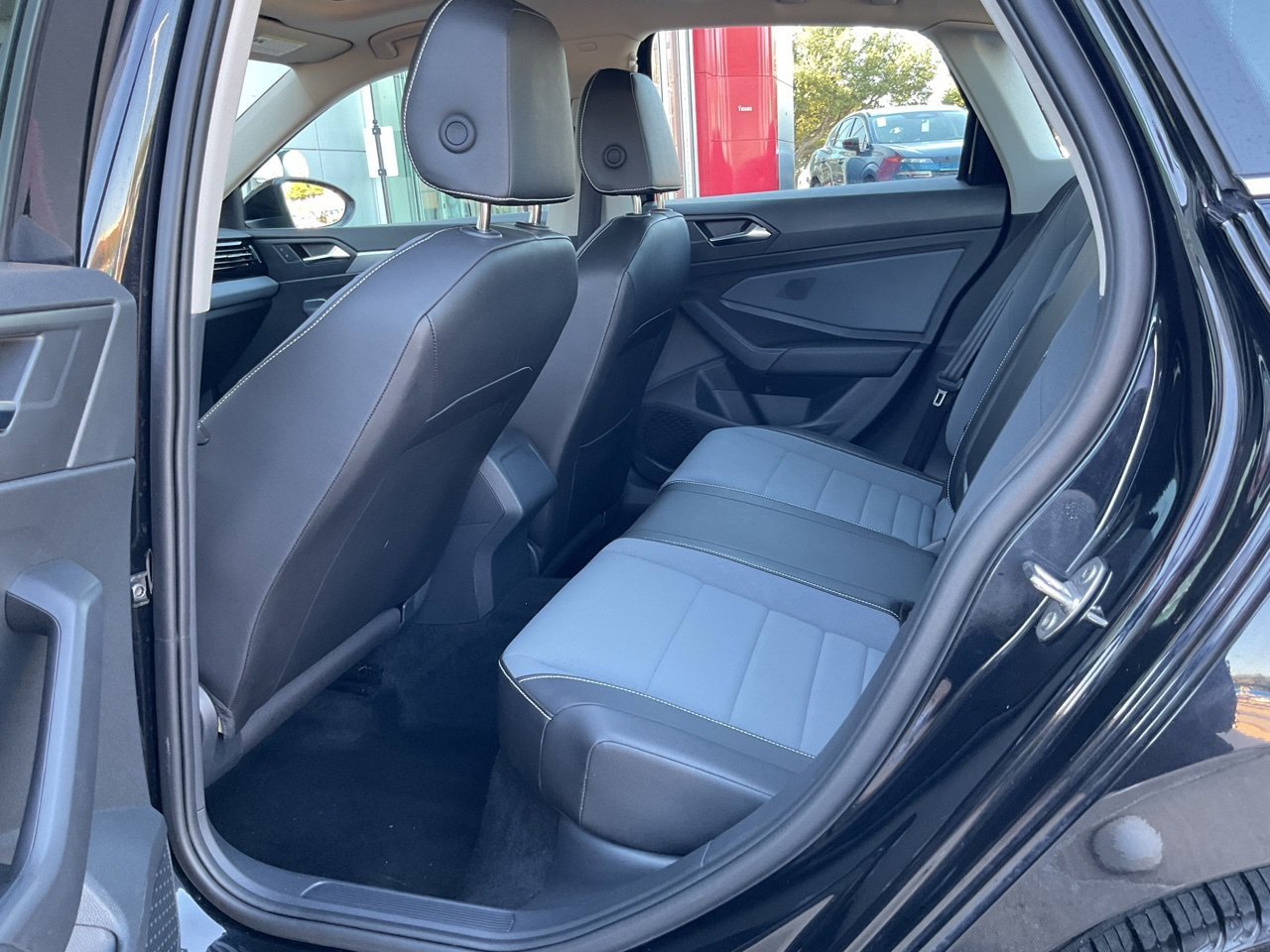 Used 2025 Volkswagen Jetta SE FWD image 11