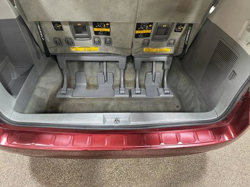 Used 2012 Toyota Sienna FWD image 25