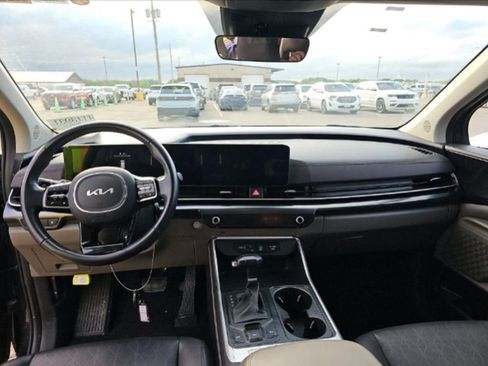 Used 2025 Kia Carnival FWD image 6