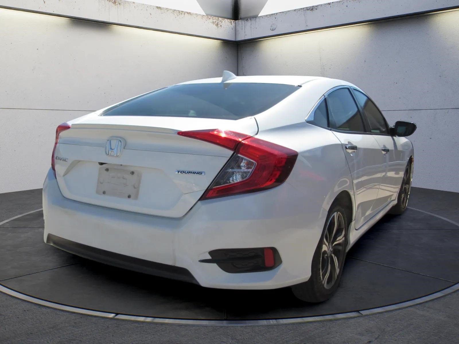 Used 2017 Honda Civic Touring image 3