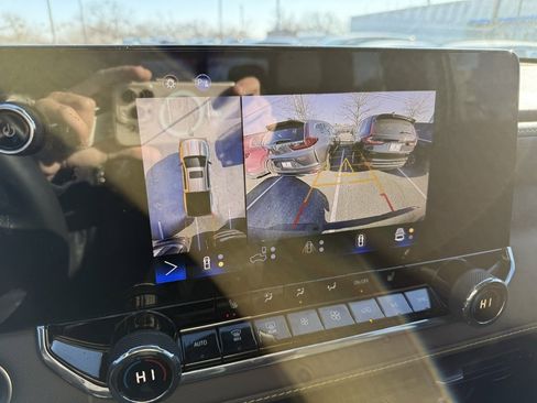 Used 2024 Chevrolet Colorado ZR2 w/ Technology Package image 10