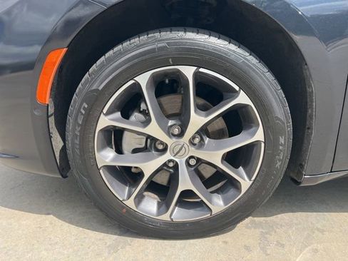 Used 2021 Chrysler Pacifica Limited w/ Uconnect Theater Family Group AWD/4WD image 9