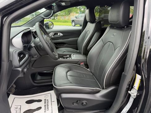 Used 2025 Chrysler Pacifica Limited FWD image 10