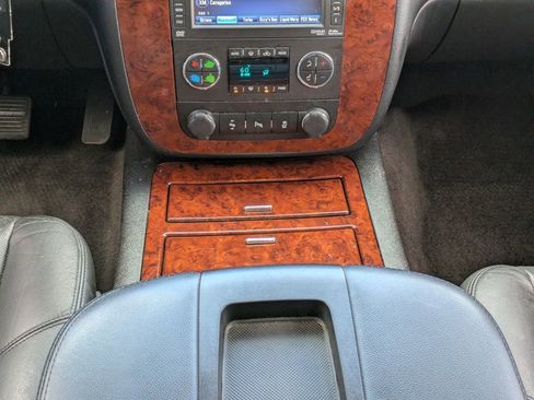 Used 2014 Chevrolet Suburban LTZ image 20