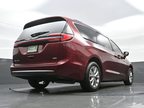 Used 2022 Chrysler Pacifica Touring-L AWD/4WD image 33