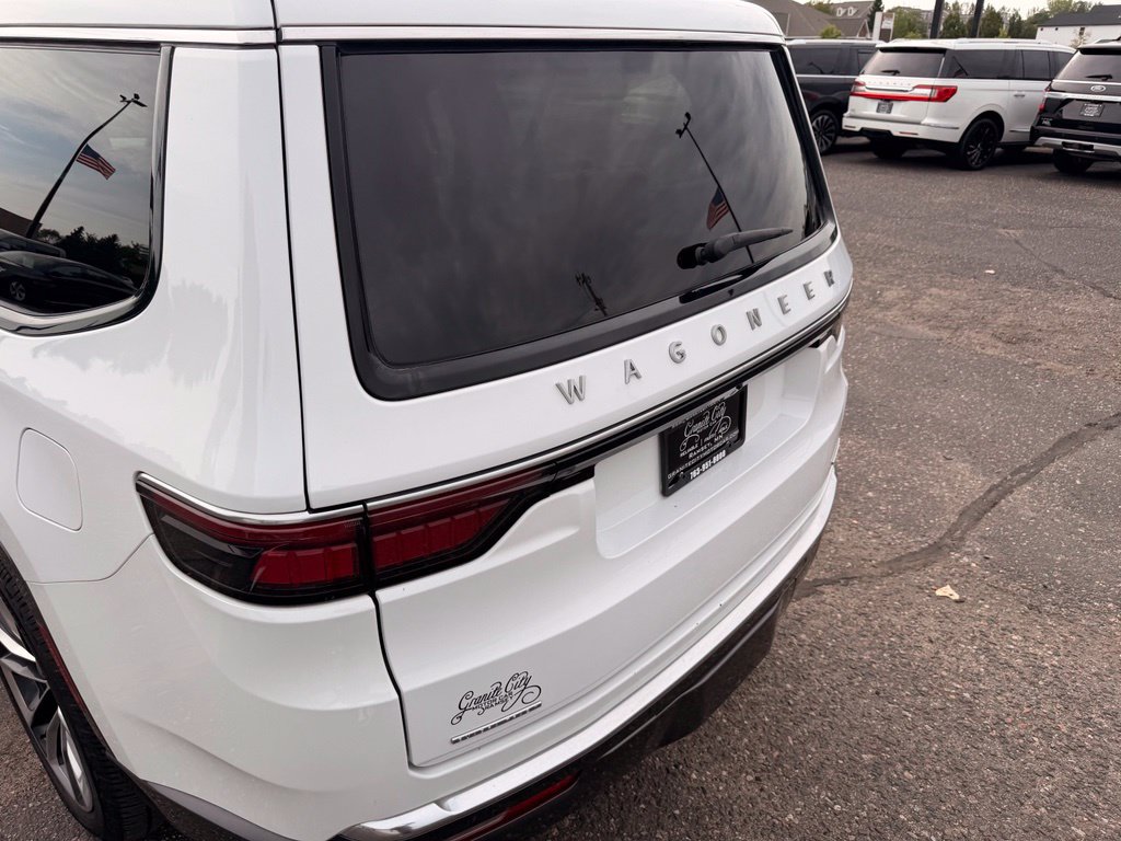 Used 2022 Jeep Wagoneer Series III w/ Premium Group I AWD/4WD image 17