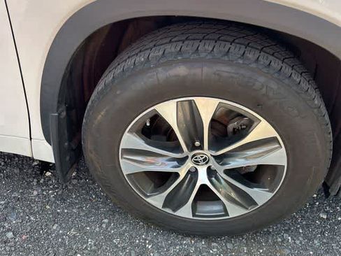 Used 2021 Toyota Highlander XLE AWD/4WD image 11