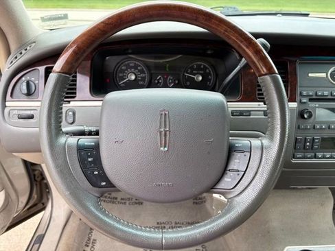 Used 2006 Lincoln Town Car Signature Limited RWD image 12