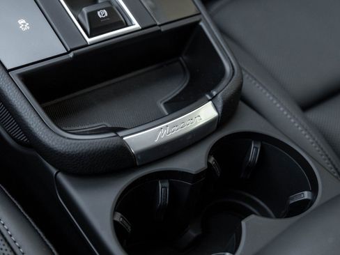 Certified 2026 Porsche Macan AWD/4WD image 28