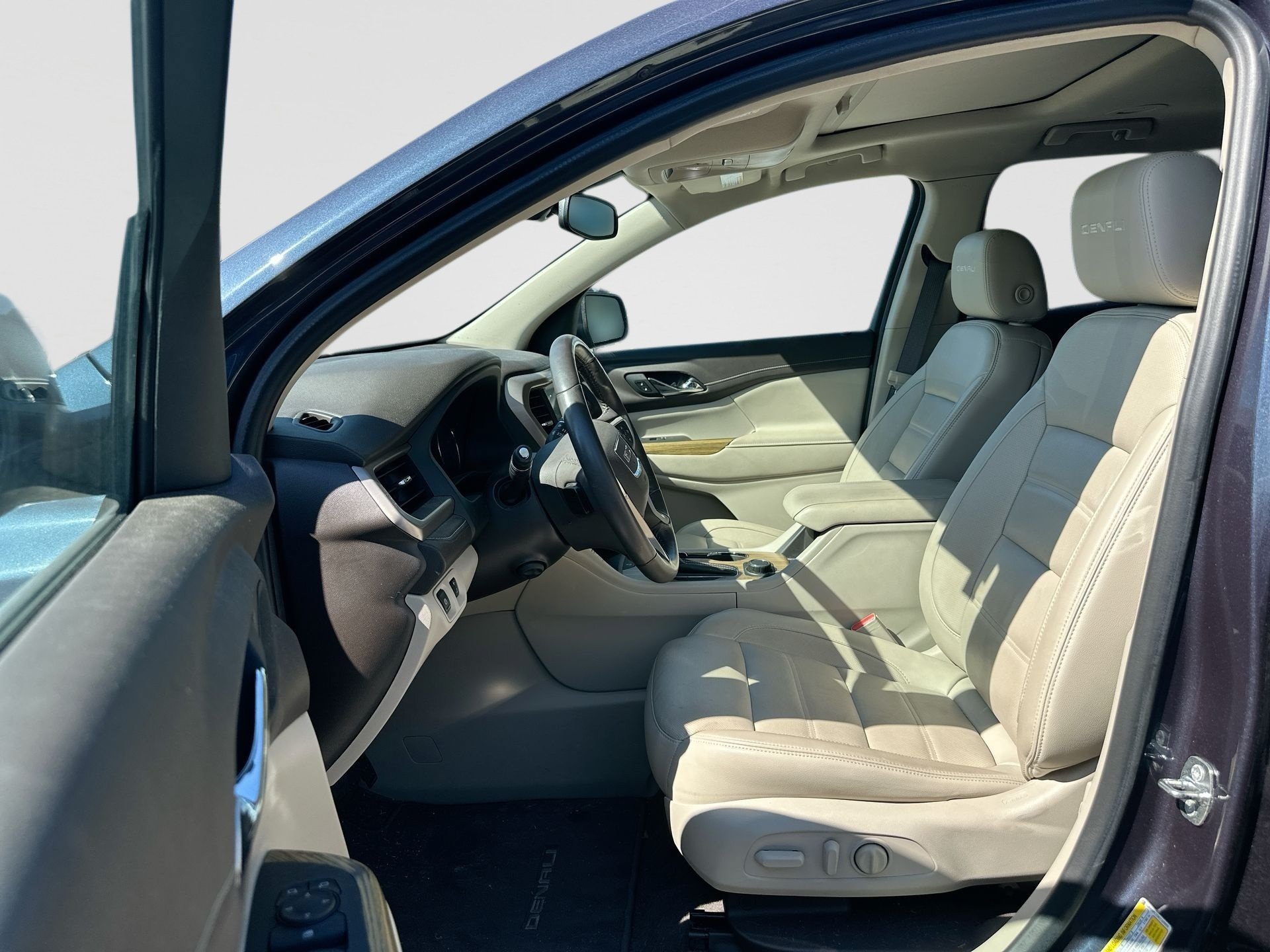Used 2019 GMC Acadia Denali w/ Technology Package FWD image 2