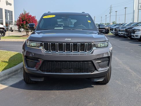 Used 2025 Jeep Grand Cherokee Laredo RWD image 2