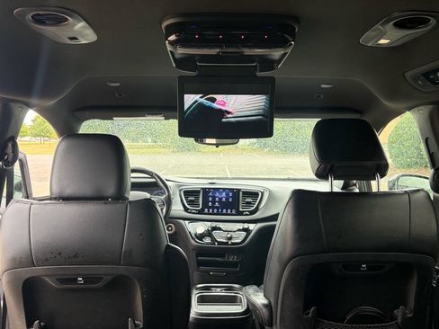 Used 2018 Chrysler Pacifica Touring-L w/ Premium Audio Group FWD image 21