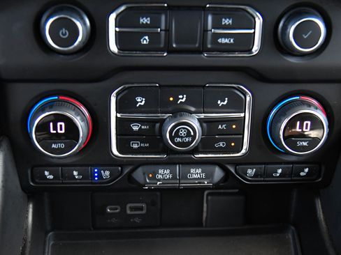 Used 2022 Chevrolet Suburban Premier RWD image 26