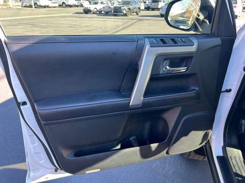 Used 2019 Toyota 4Runner SR5 Premium image 9