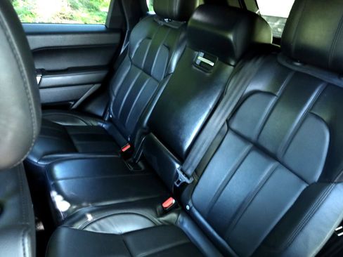 Used 2017 Land Rover Range Rover Sport SE image 32