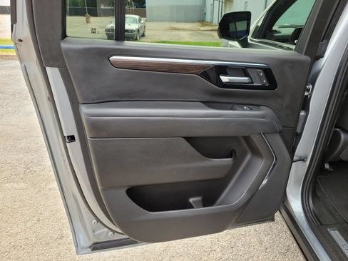 Used 2025 Chevrolet Suburban Z71 AWD/4WD image 16