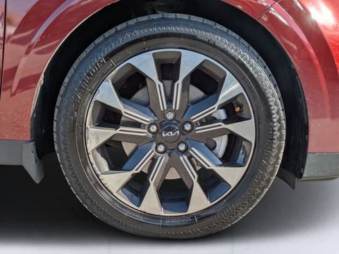 Used 2022 Kia Carnival EX image 11