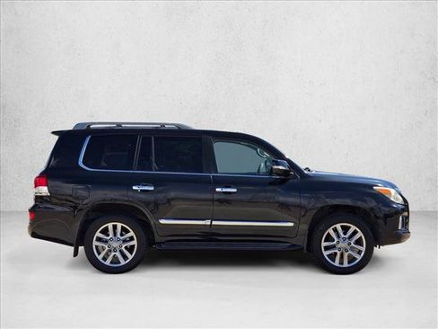 Used 2013 Lexus LX 570 4WD w/ Luxury Pkg w/Pre-crash image 4