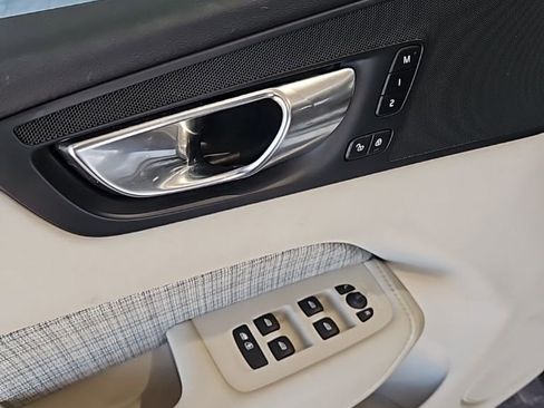 Used 2022 Volvo XC60 B5 Momentum image 27