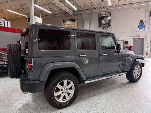 Used 2015 Jeep Wrangler Unlimited Sahara w/ Dual Top Group AWD/4WD image 5