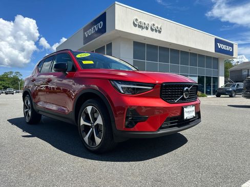 Used 2025 Volvo XC40 B5 Plus AWD/4WD image 2