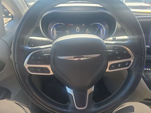 Used 2022 Chrysler Pacifica Touring-L FWD image 17