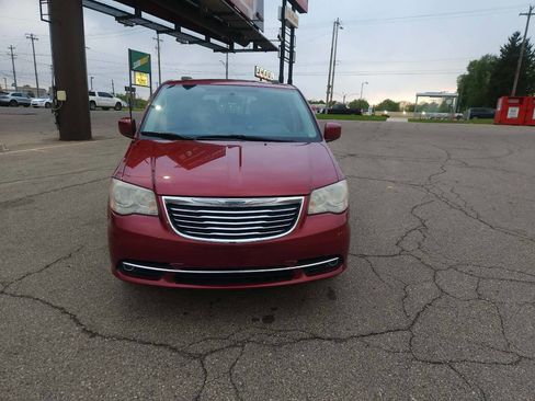 Used 2014 Chrysler Town & Country Touring FWD image 9