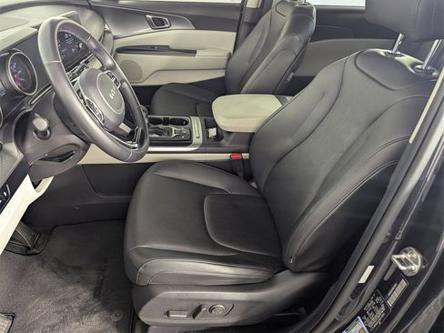 Used 2022 Kia Carnival LX image 12