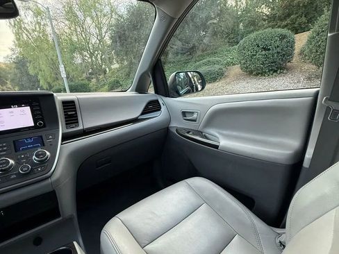Used 2020 Toyota Sienna XLE image 22