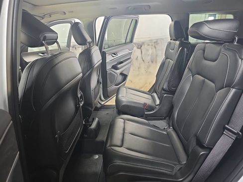 Used 2023 Jeep Grand Cherokee L Limited AWD/4WD image 14