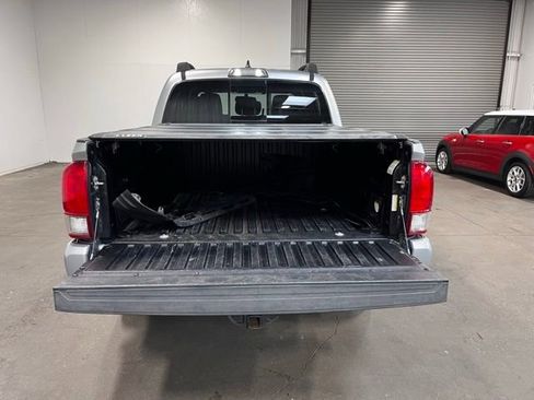 Used 2017 Toyota Tacoma TRD Sport AWD/4WD image 16